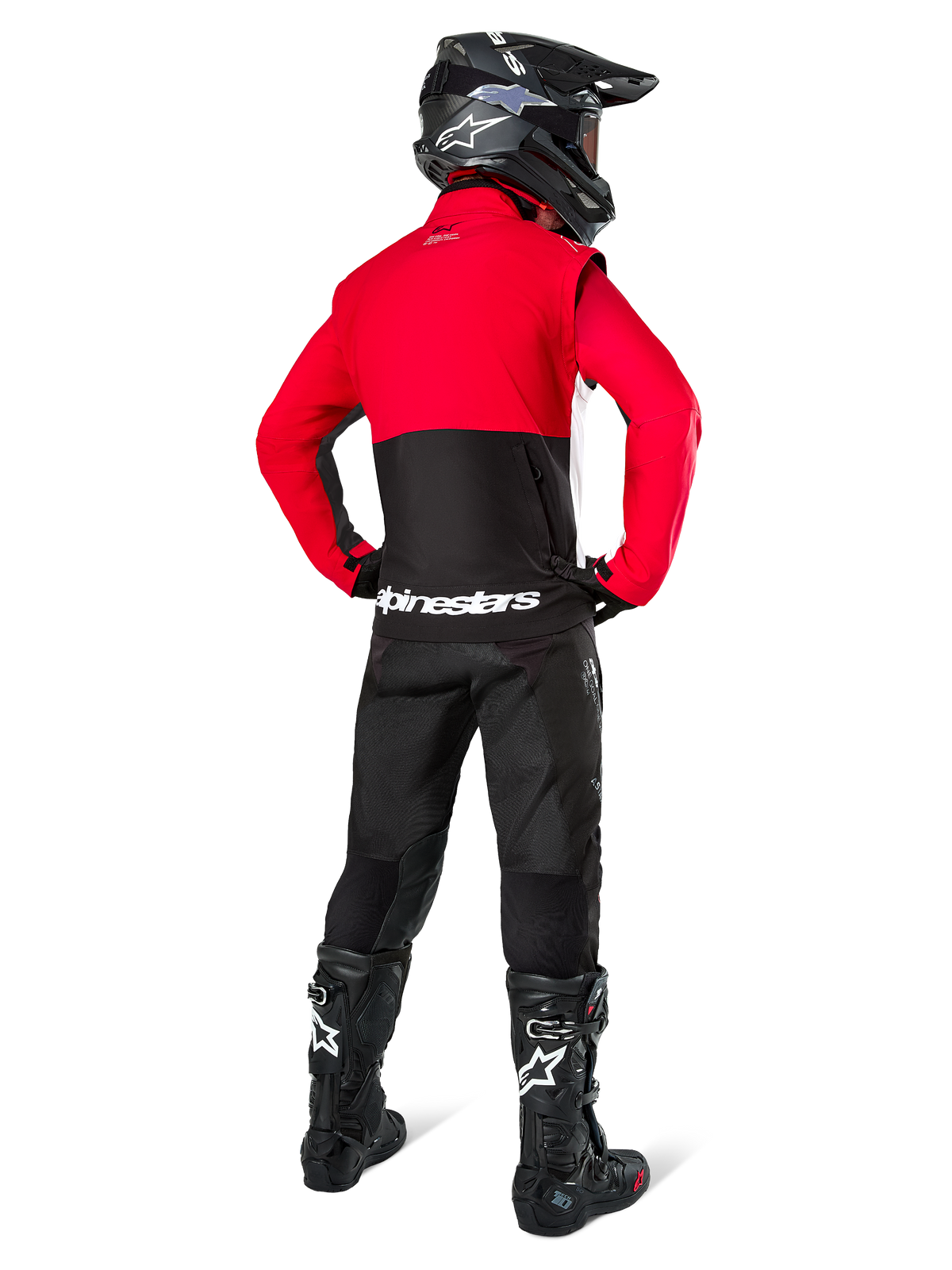 Alpinestars Pro-Dura jakke, motocrossrytter set bagfra, sort, klar rød og hvid, kombineret med sorte bukser, sort hjelm og sorte off-road støvler, rød overdel og sort underdel med hvidt logo på ryggen, off-road racingudstyr