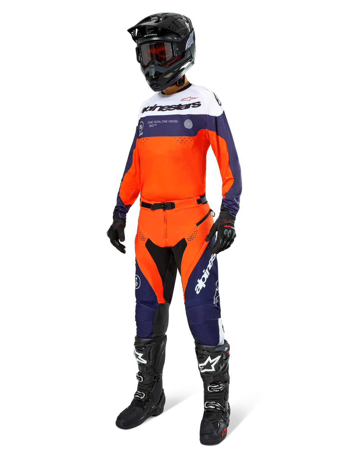 Alpinestars Pro-Dura bukser, motocross- og endurobukser, navy, hot orange og hvid, bæres som en del af et komplet racersæt med matchende trøje, sort hjelm og sorte støvler, med holdbare paneler og markant branding til terrænkørsel.