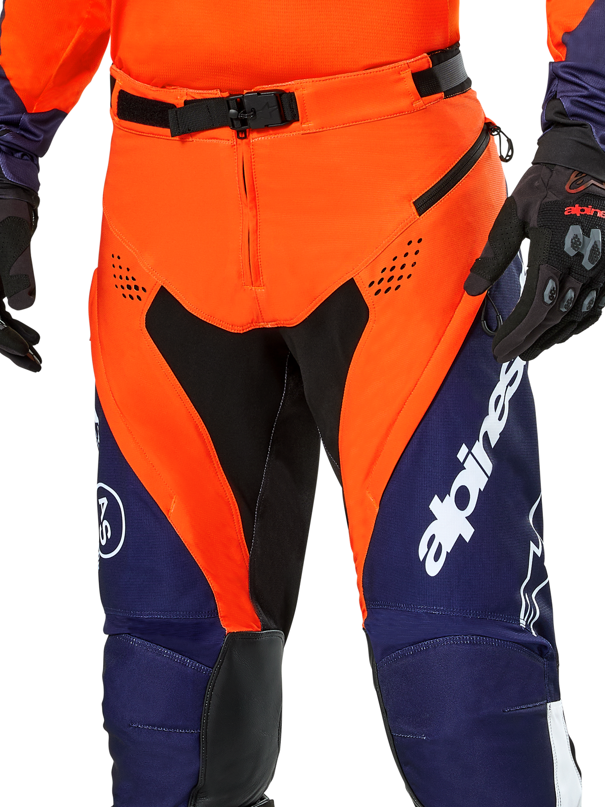 Alpinestars Pro-Dura bukser, enduro motorcykelbukser, navy, hot orange og hvid, nærbillede af taljen med SX2 magnetisk spænde og lårventilation med lynlås, slidstærkt ripstop-materiale med markant branding, båret med matchende udstyr