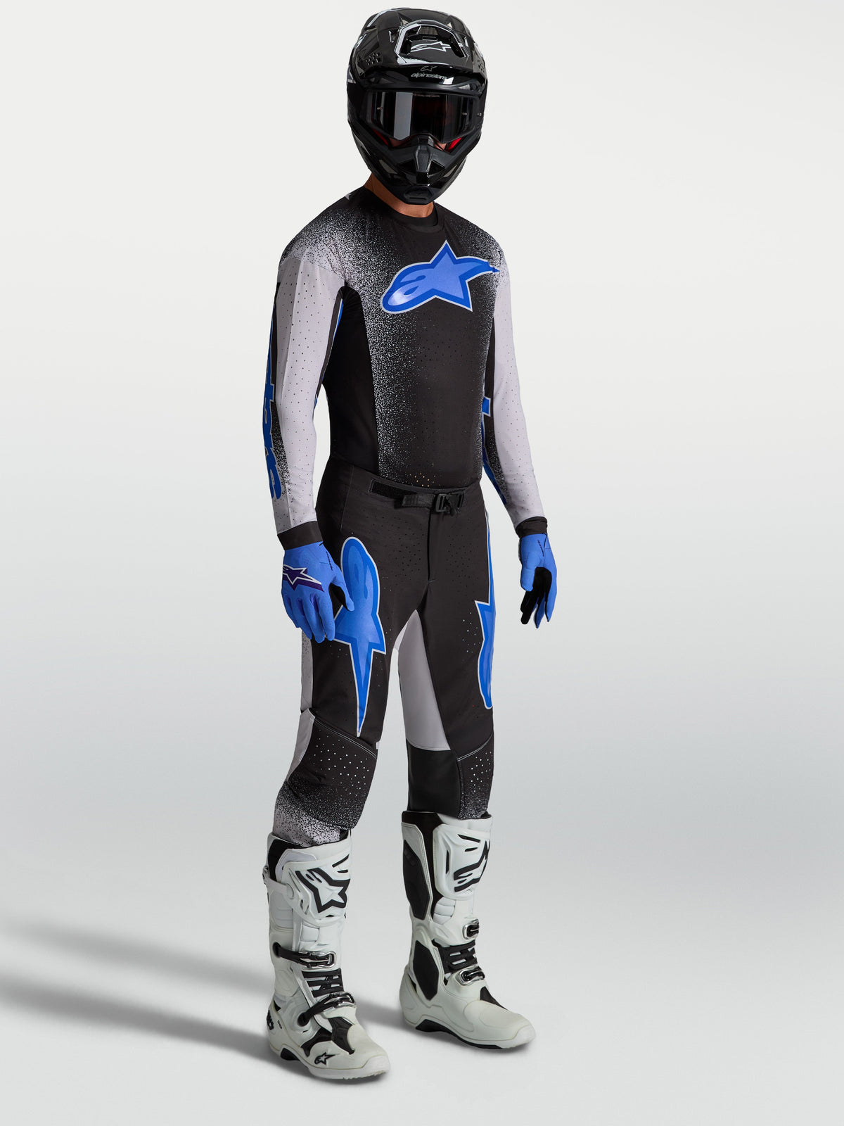 Alpinestars Supertech Hiten AFD bukser, sort og blå motocrossbukser, herremodel med matchende trøje og hvide støvler.