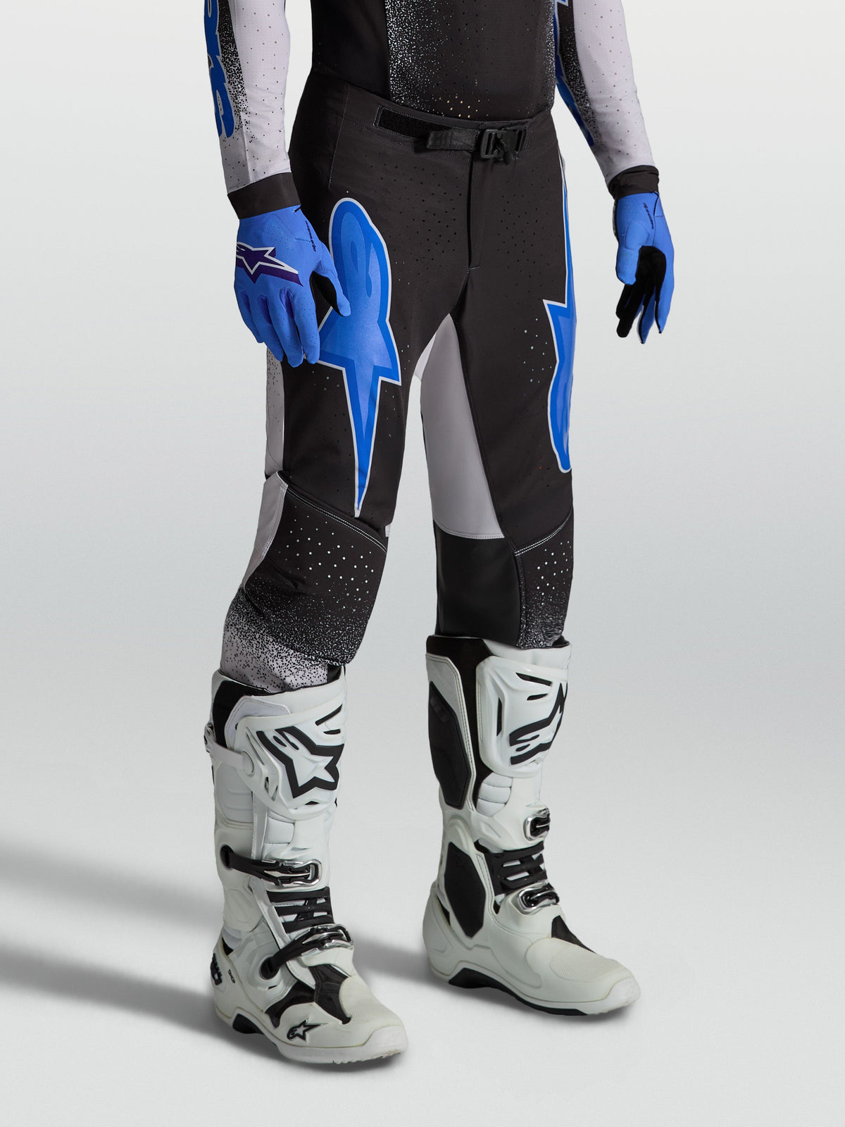 Alpinestars Supertech Hiten AFD bukser, sort og blå motocross-racerbukser til mænd med atletisk race-pasform.