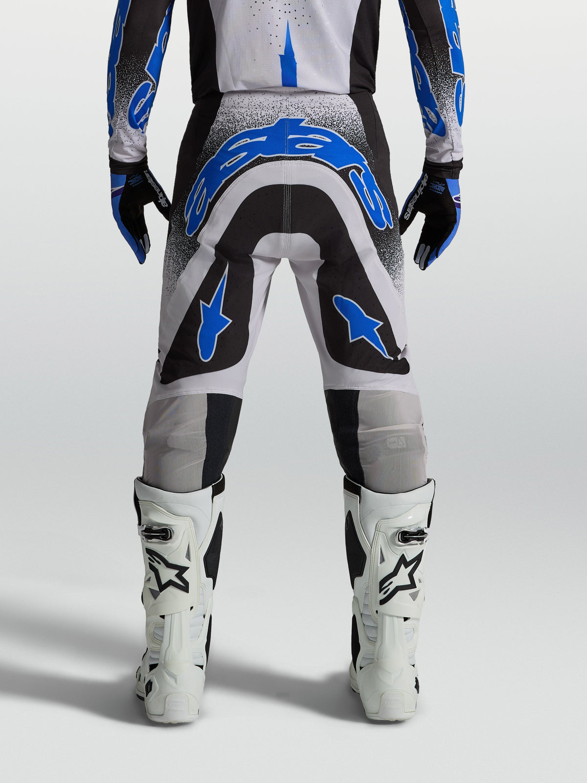 Alpinestars Supertech Hiten AFD bukser, herre-motocrossbukser, blå og sort, atletisk pasform set bagfra til terrænkørsel.