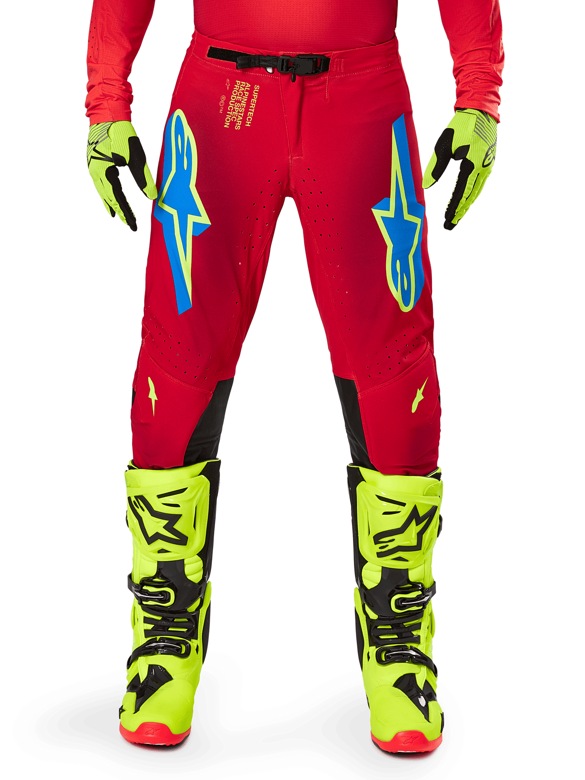 Alpinestars 2025 Supertech Maker bukser, motocrossbukser, klar rød og neongul, båret med matchende neongule handsker og støvler, med blå og neongule Astars-logoer, sorte indvendige knæpaneler og atletisk design til terrænkørsel