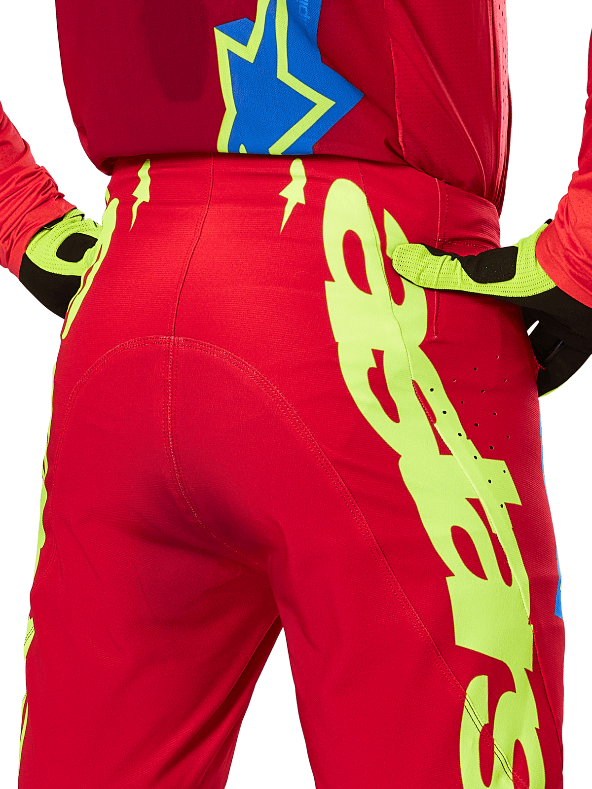 Alpinestars 2025 Supertech Maker bukser, motocrossbukser, klar rød og gul fluo, nærbillede bagfra der viser markant neongul grafik, båret med matchende rød jersey og gul/sorte handsker