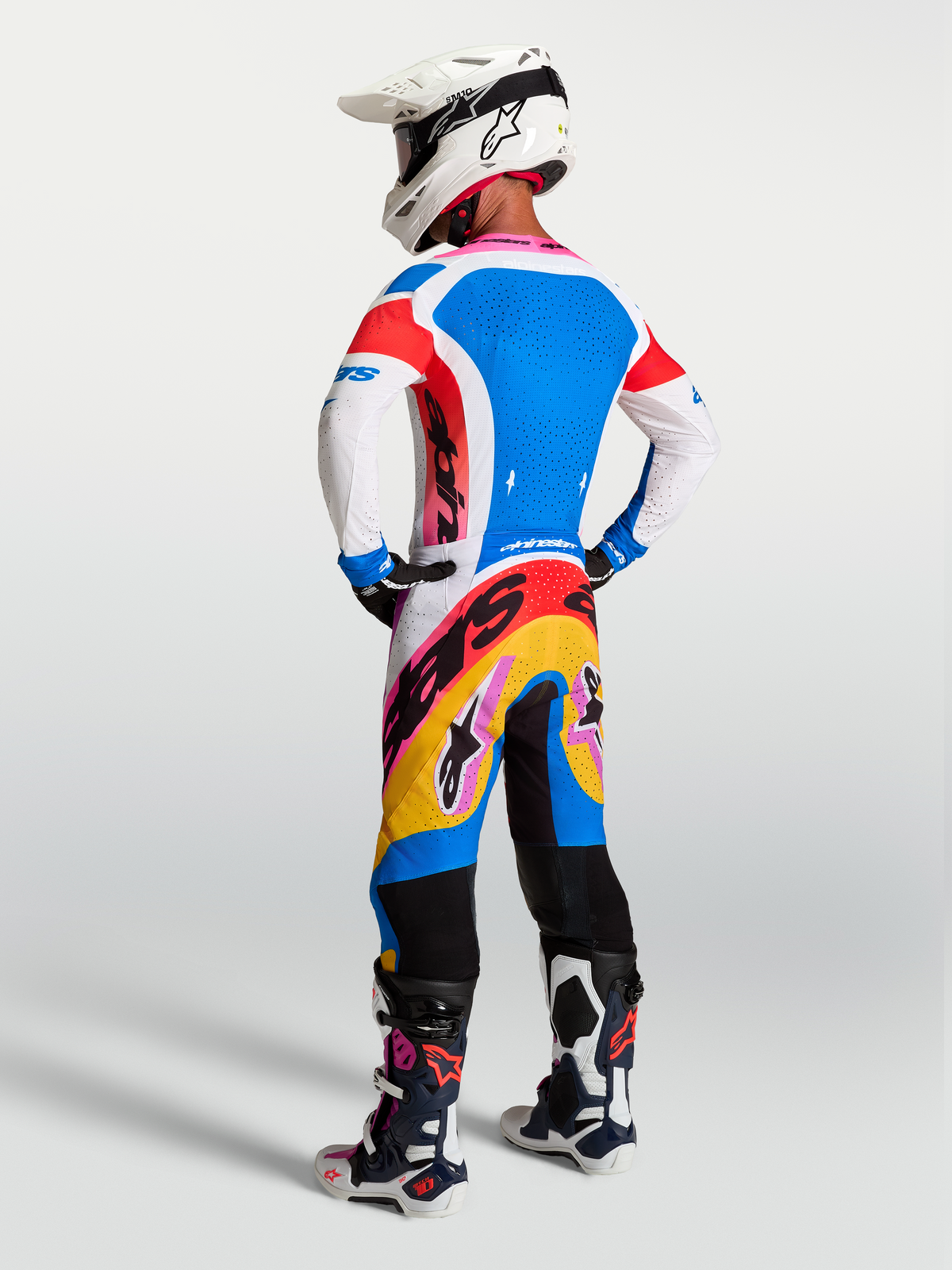 Alpinestars Supertech Dyna herre-motocrossbukser, blå og hvid, set bagfra med atletisk pasform og funktionelt strækstof til terrænkørsel.
