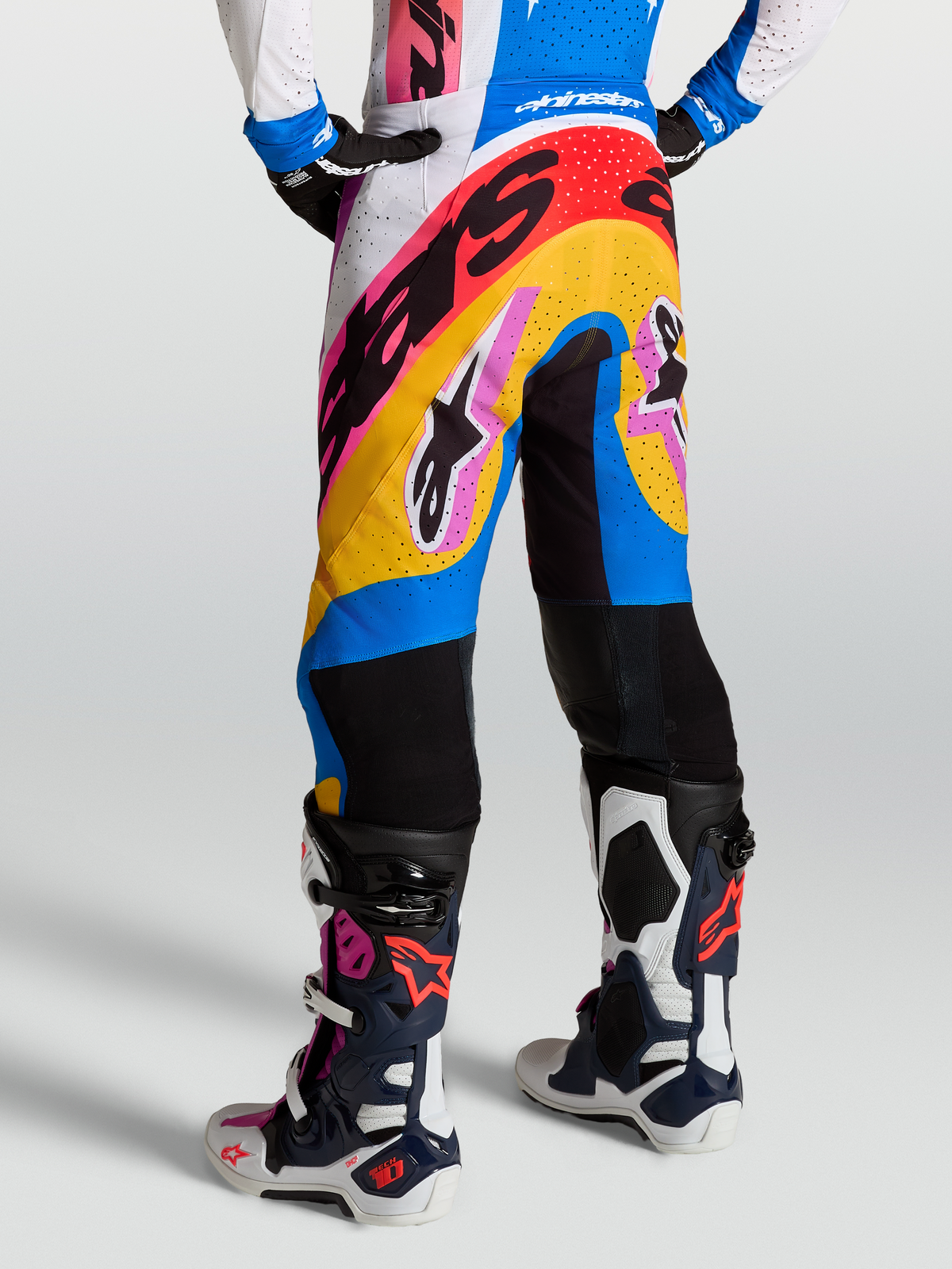 Alpinestars Supertech Dyna Bukser, hvide og blå motocrossbukser, on-model med ventilerede paneler og atletisk pasform