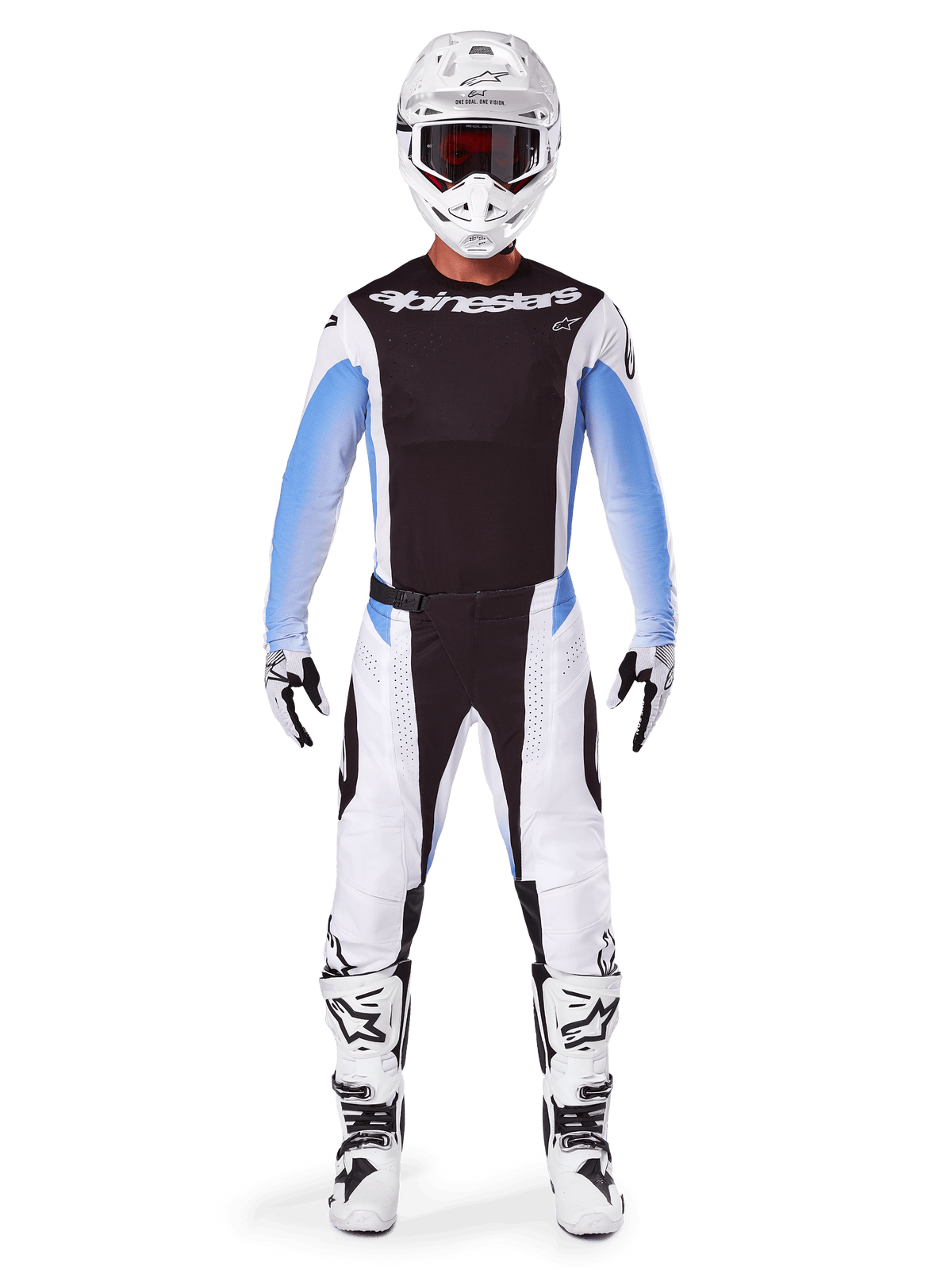 Motocross-kører iført Alpinestars 2025 Techstar Melt bukser, motocross-bukser, sort og blå, hvidt og sort multi-panel design med blå detaljer på hoften, båret med matchende hvid jersey, hvid hjelm, hvide handsker og støvler for et komplet off-road racerudstyr