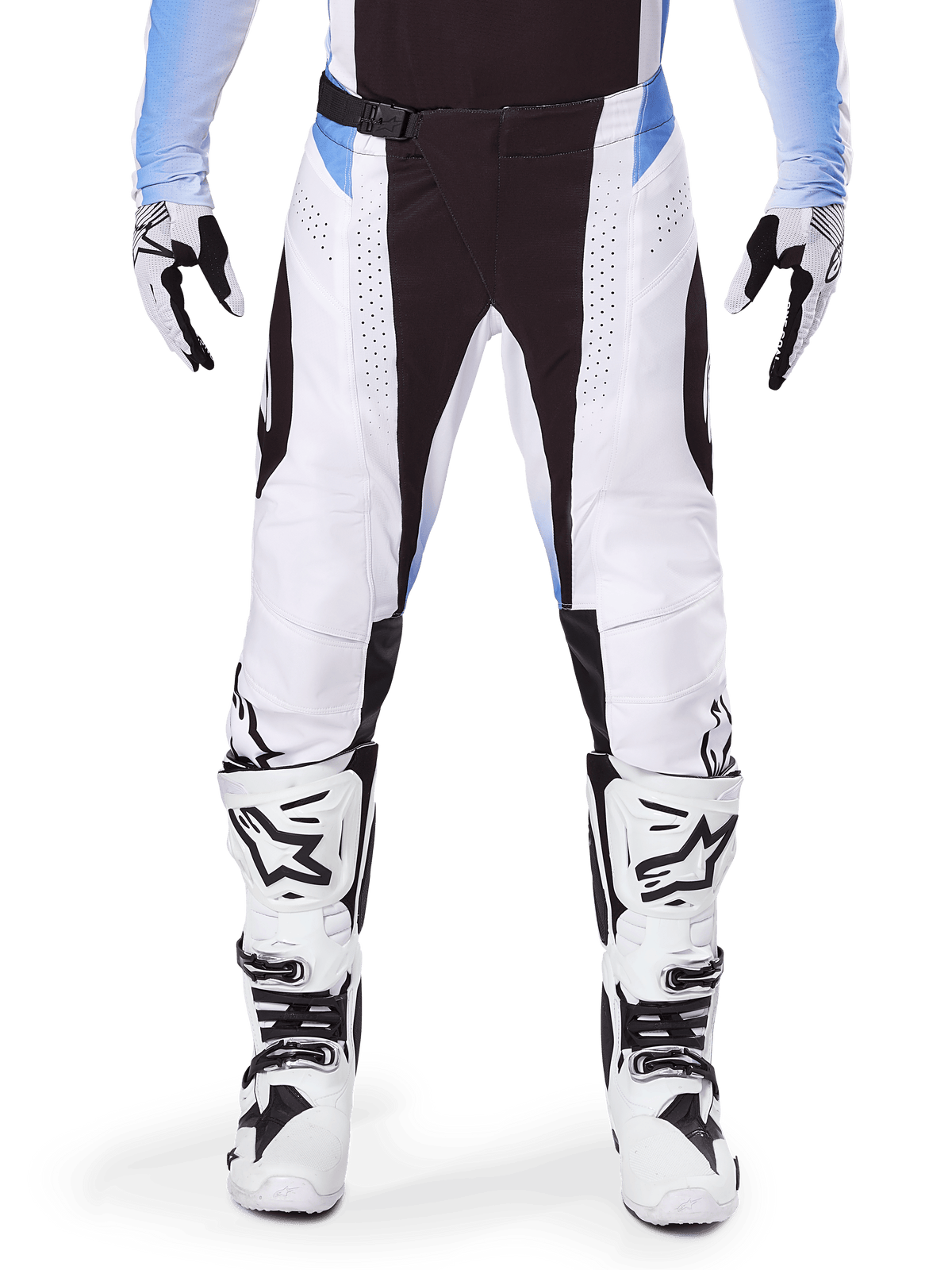 Alpinestars 2025 Techstar Melt bukser, motocrossbukser, hvide og sorte med lyseblå detaljer, bæres med matchende hvide og sorte støvler og handsker, med laserskårne perforeringer og højtydende racerdesign.