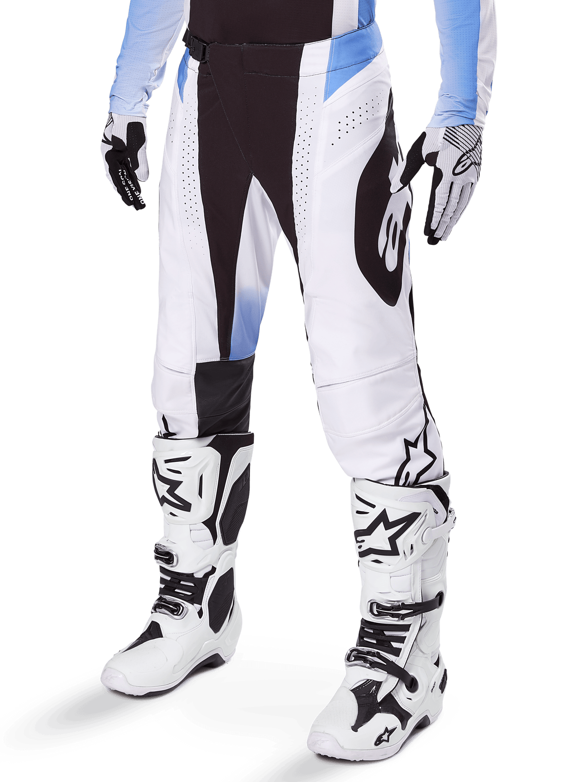 Alpinestars 2025 Techstar Melt bukser, motocross-bukser, hvide og sorte med blå detaljer, med laser-skårne perforeringer til ventilation og Babel-knækonstruktion, båret med matchende hvide motocross-støvler og -handsker, atletisk off-road racerdesign