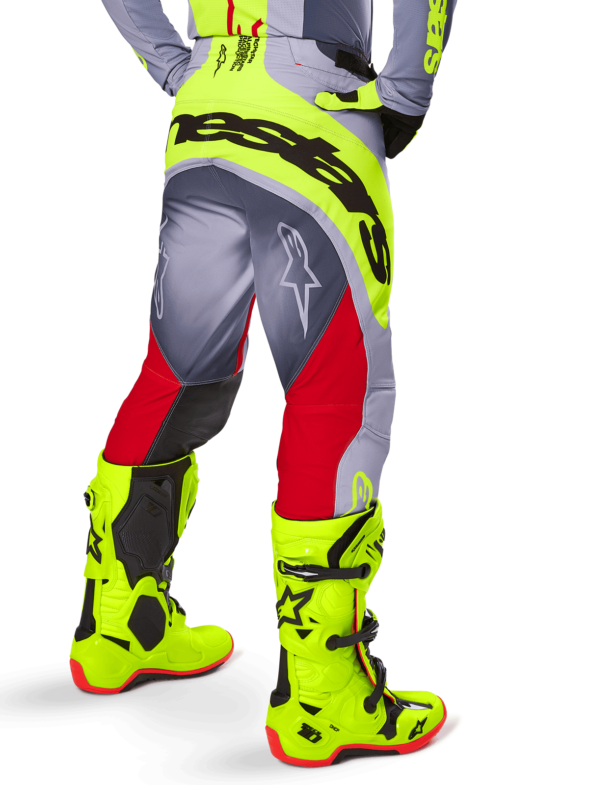 Alpinestars 2025 Techstar Melt bukser, motocrossbukser, klar rød og grå med fluorescerende gul, set bagfra med sort Alpinestars-logo over sædet, kombineret med matchende neongule støvler, designet til performance i terrænet