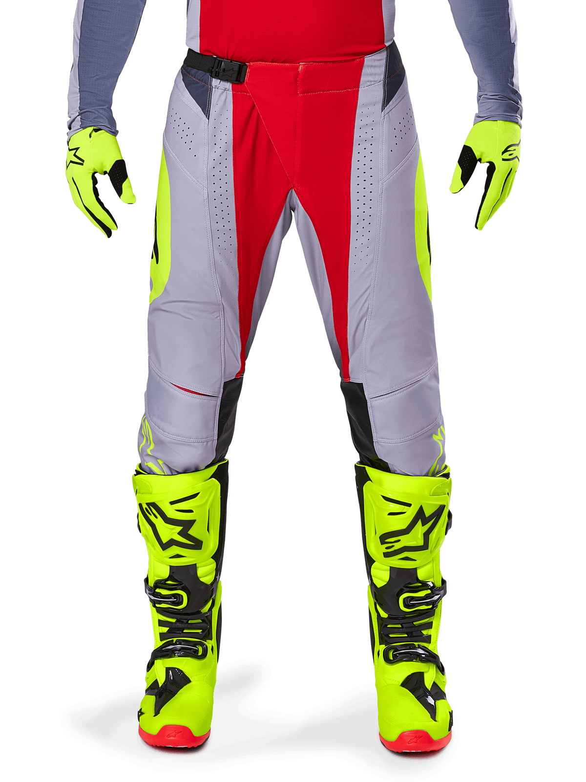 Alpinestars 2025 Techstar Melt bukser, motocross-bukser, Bright Red Gray, med gråt chassis, røde midterpaneler og neongule sideaccenter, laserskårne perforationer for ventilation, vist med neongule handsker og støvler, højtydende udstyr til terrænkørsel