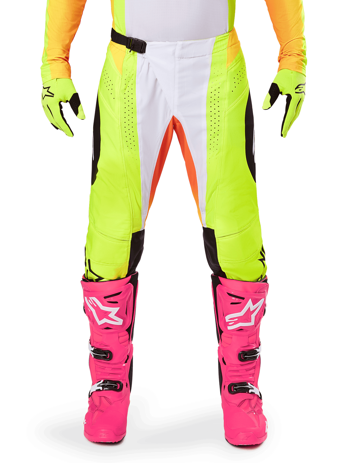 Alpinestars 2025 Techstar Melt bukser, motocross-bukser, neongul og hvid med orange detaljer, bæres med matchende gule handsker og lyserøde motocross-støvler, har perforerede ventilationspaneler og magnetisk taljespænde, high-performance racerudstyr