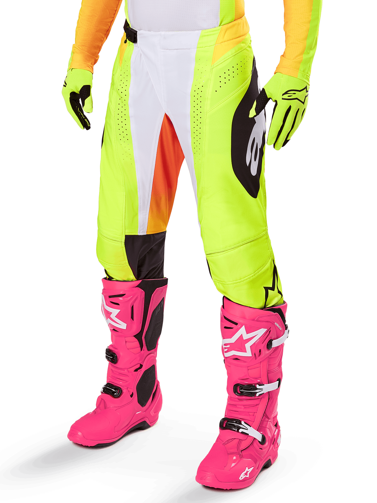 Alpinestars 2025 Techstar Melt bukser, motocross-bukser, neongul med hvide og orange detaljer, sorte mønstre på siderne, båret med stærk pink motocross-støvler og neongule handsker, med perforeret ventilation, holdbart off-road racerudstyr