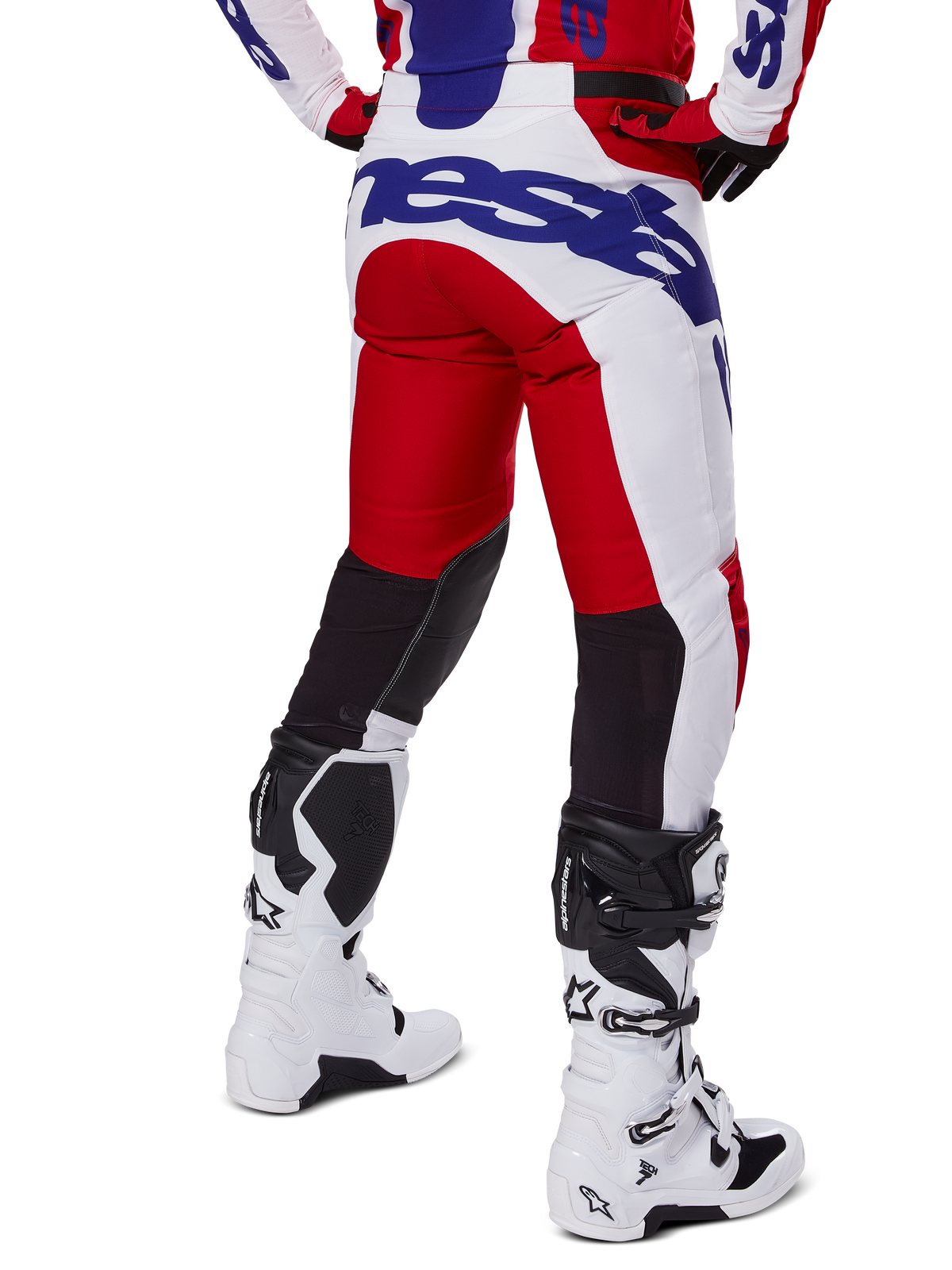 Alpinestars 2025 Racer Veil bukser, motocross-bukser, stærk rød og hvid med blå branding, set bagfra med sorte strækbare ventilationspaneler på bagsiden af benene, kombineret med hvide motocross-støvler