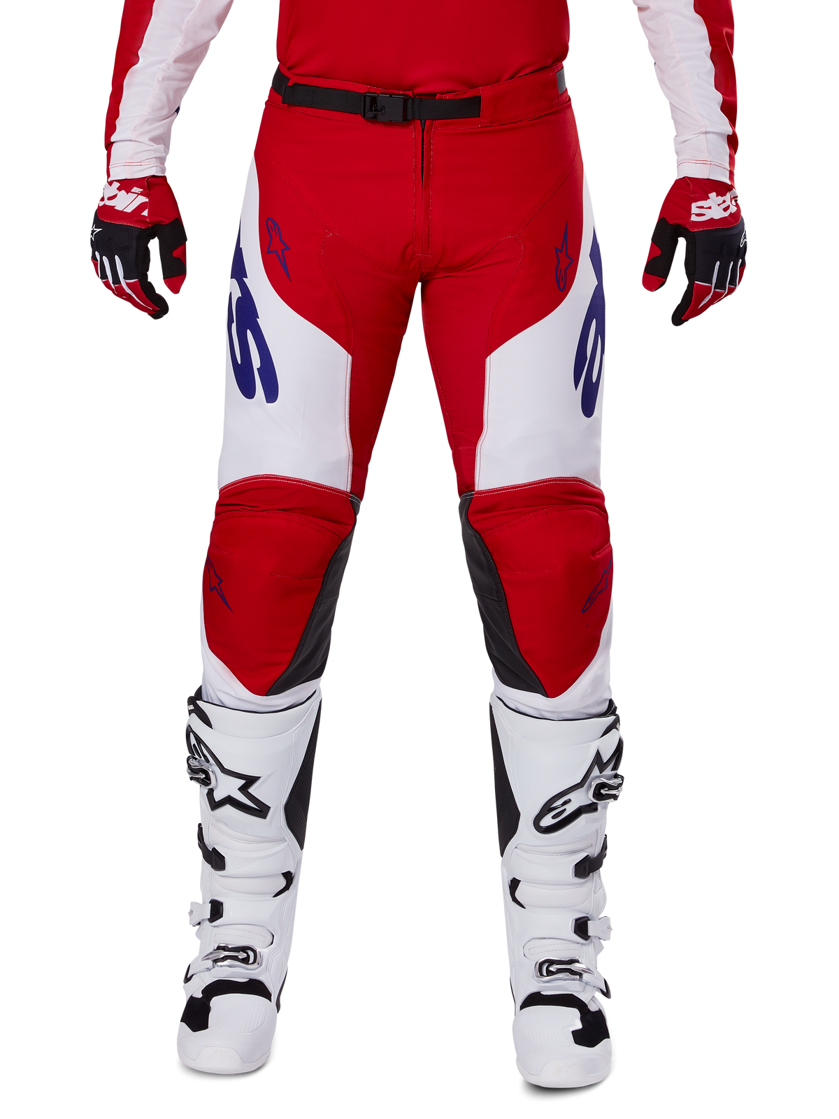 Alpinestars 2025 Racer Veil bukser, motocross-bukser, rød og hvid, båret med matchende røde handsker og hvide støvler, med blå branding på lårene og et sort taljebælte, ergonomisk sportssnit til performance-kørsel