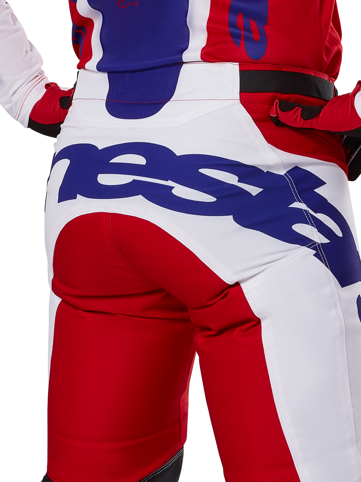 Alpinestars 2025 Racer Veil bukser, motocross-bukser, rød og hvid med blåt logo, detalje af bagdelen set bagfra med et stort Alpinestars-logo, båret som en del af et matchende off-road racersæt