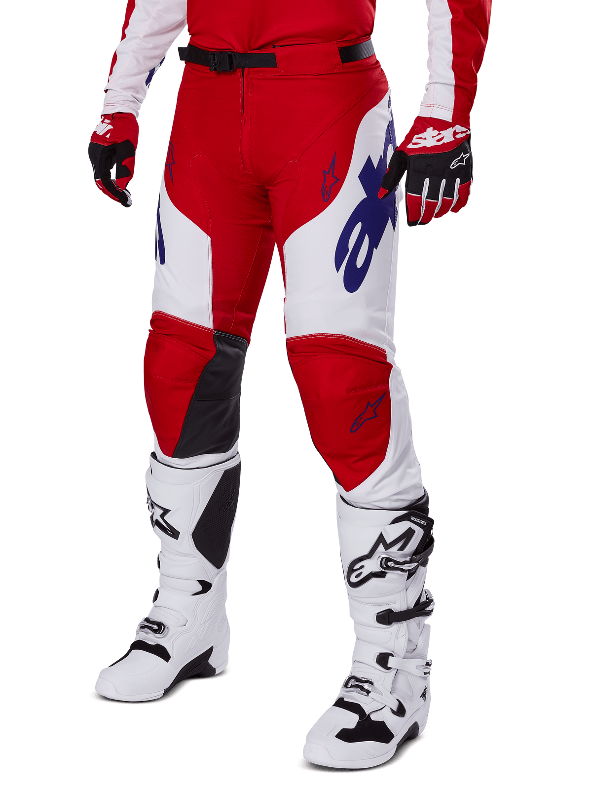 Alpinestars 2025 Racer Veil bukser, motocross-bukser, klar rød og hvid, med blå Alpinestars-logoer og indvendige knæpaneler i sort læder, båret med matchende røde handsker og hvide motocross-støvler, koordineret udstyrssæt til off-road racing
