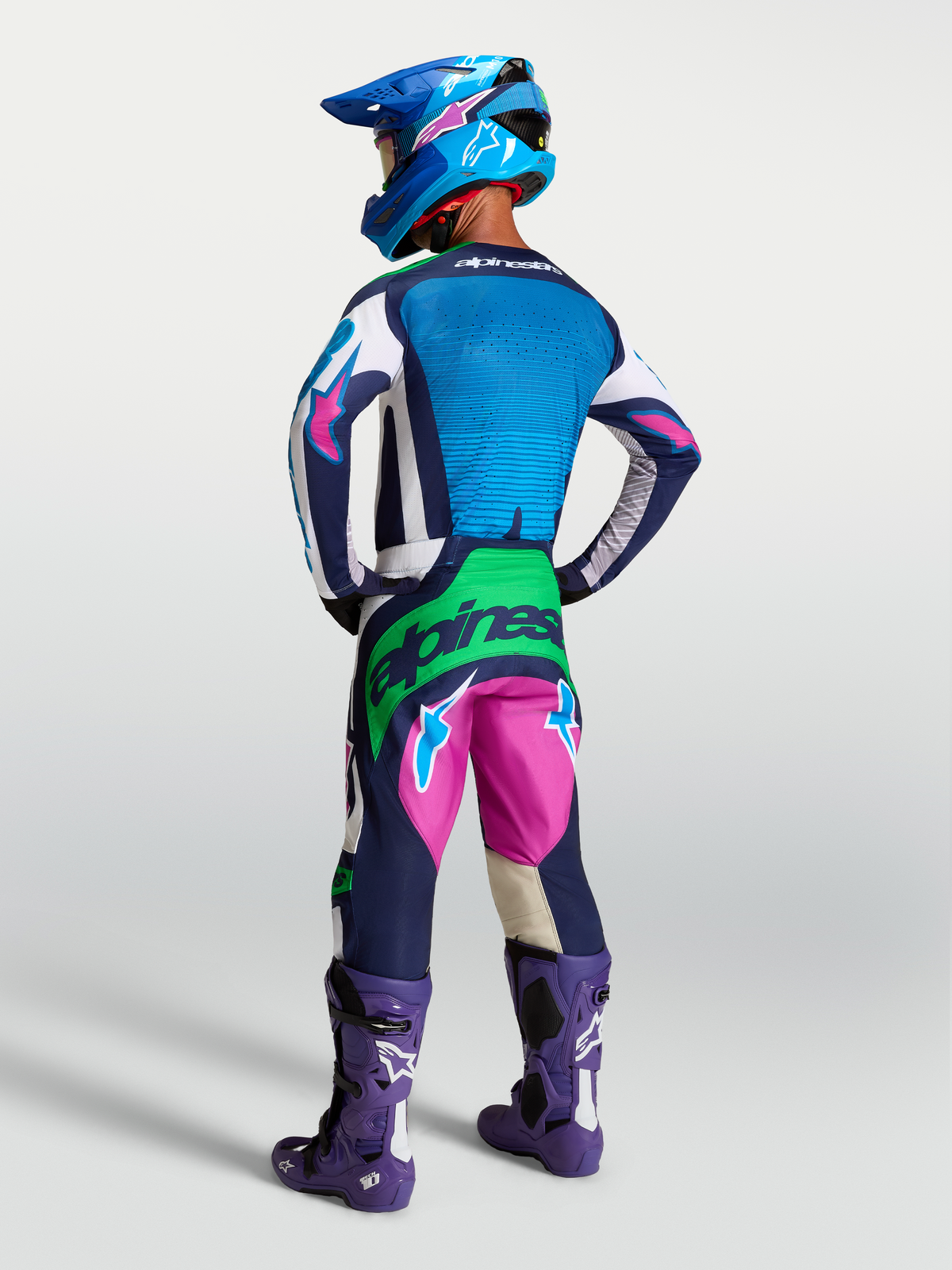 Alpinestars Techstar Maven udstyrssæt, blå og pink motocross-racerdragt med grønne detaljer, set bagfra på model.