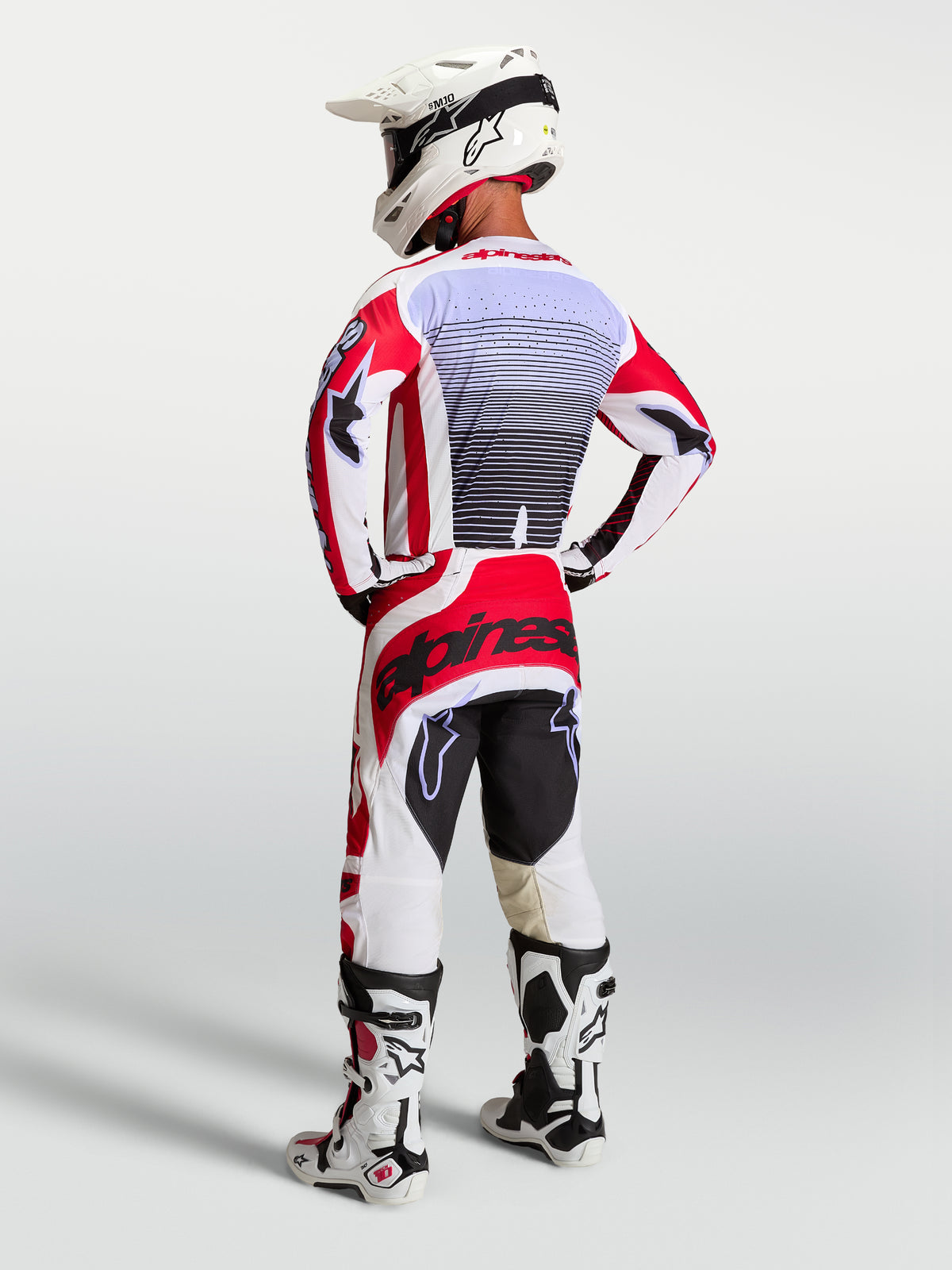 Alpinestars Techstar Maven Bukser, motocross racerbukser til herrer, rød og hvid, set bagfra på kører med matchende trøje