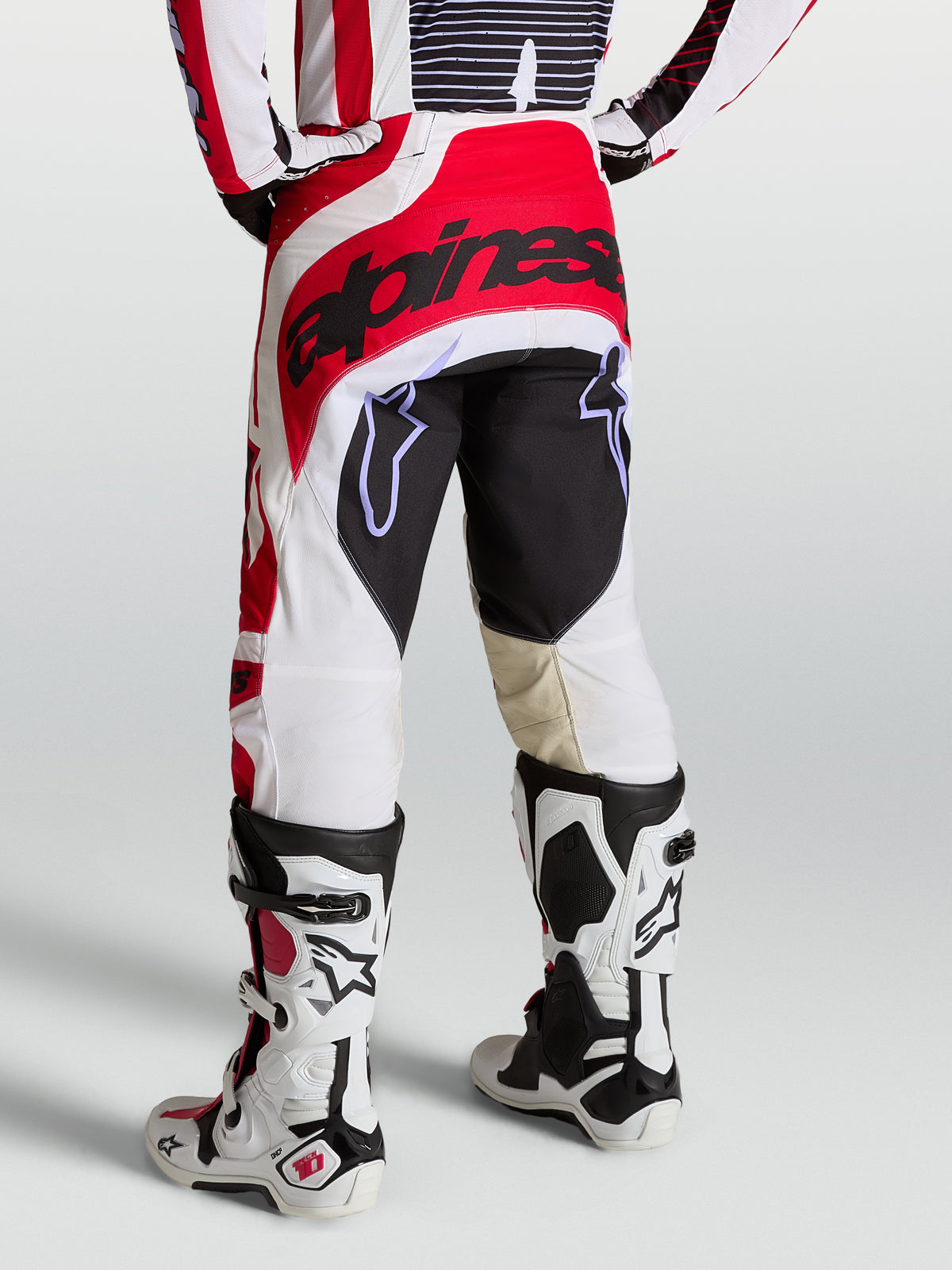 Alpinestars Techstar Maven motocrossbukser til herrer, rød og hvid, med forstærket sæde og atletisk pasform.