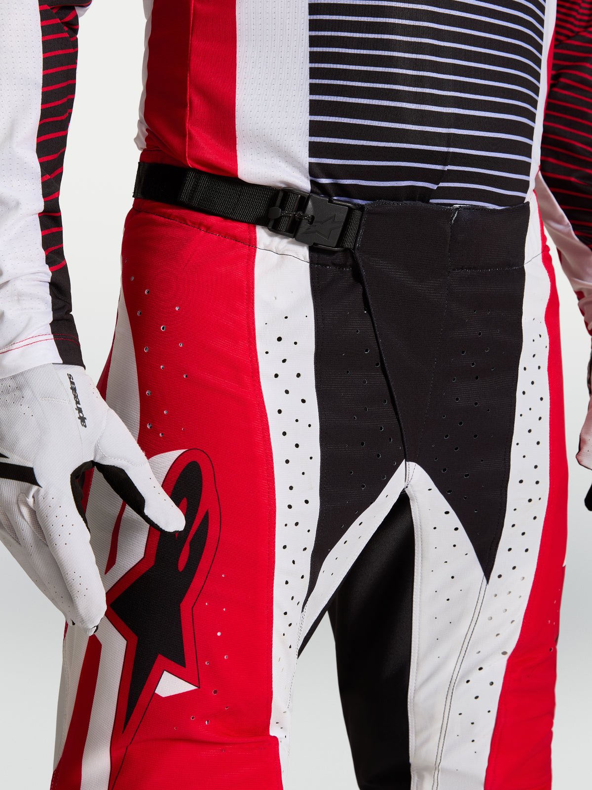 Alpinestars Techstar Maven motocrossbukser, rød og sort, med SX2 magnetisk taljelukning og laserperforeringer.