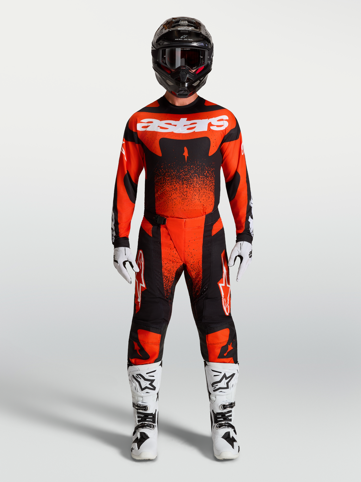 Alpinestars Techstar Swan bukser, rød og sort motocross-racerudstyr med ergonomisk pasform og forstærkede paneler.