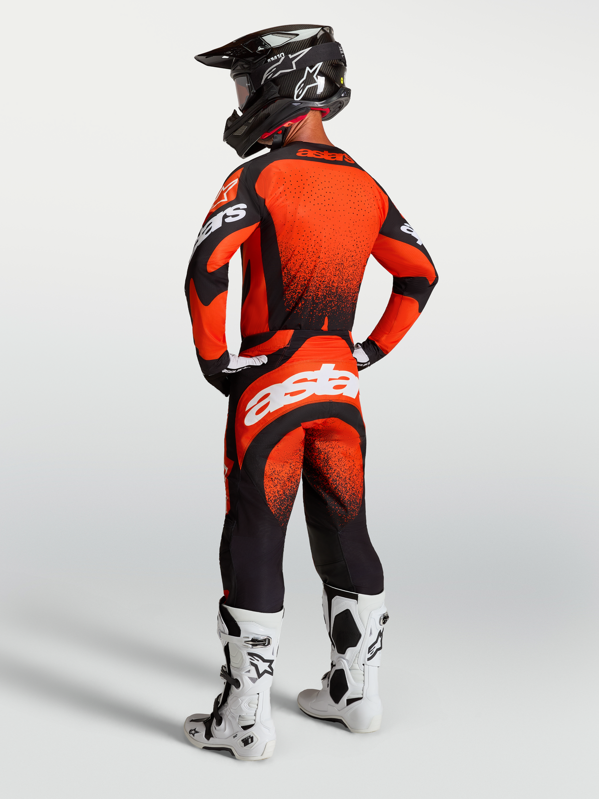 Alpinestars Techstar Swan bukser og trøje, motocross-sæt i rød og sort med hvid branding, set bagfra.