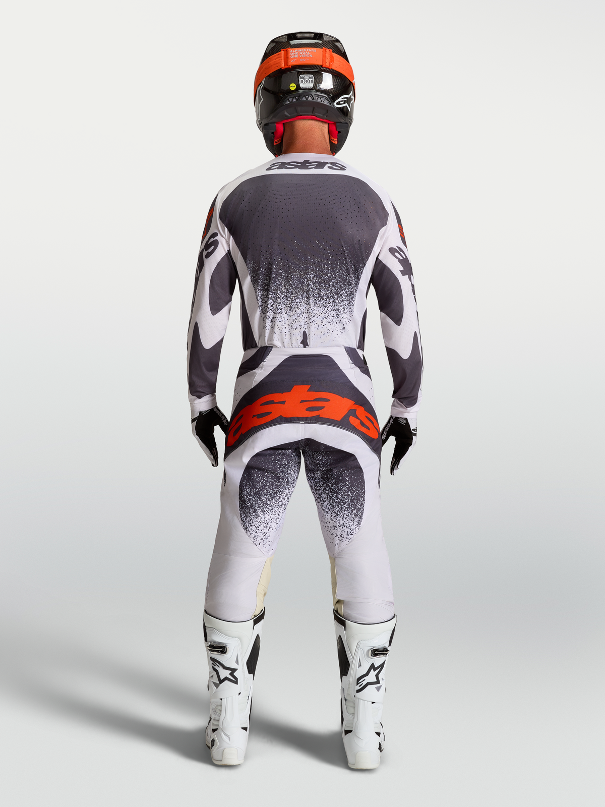 Techstar Swan Bukser, herre motocrossbukser i lys lilla og mørkegrå med rød fluo, set bagfra på model.