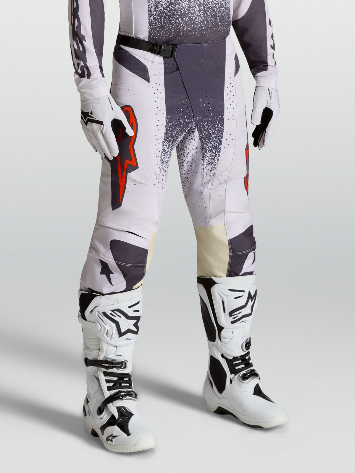 Alpinestars Techstar Swan bukser, motocrossbukser til mænd, lys lilla og mørkegrå med røde detaljer, on-model med hvide støvler