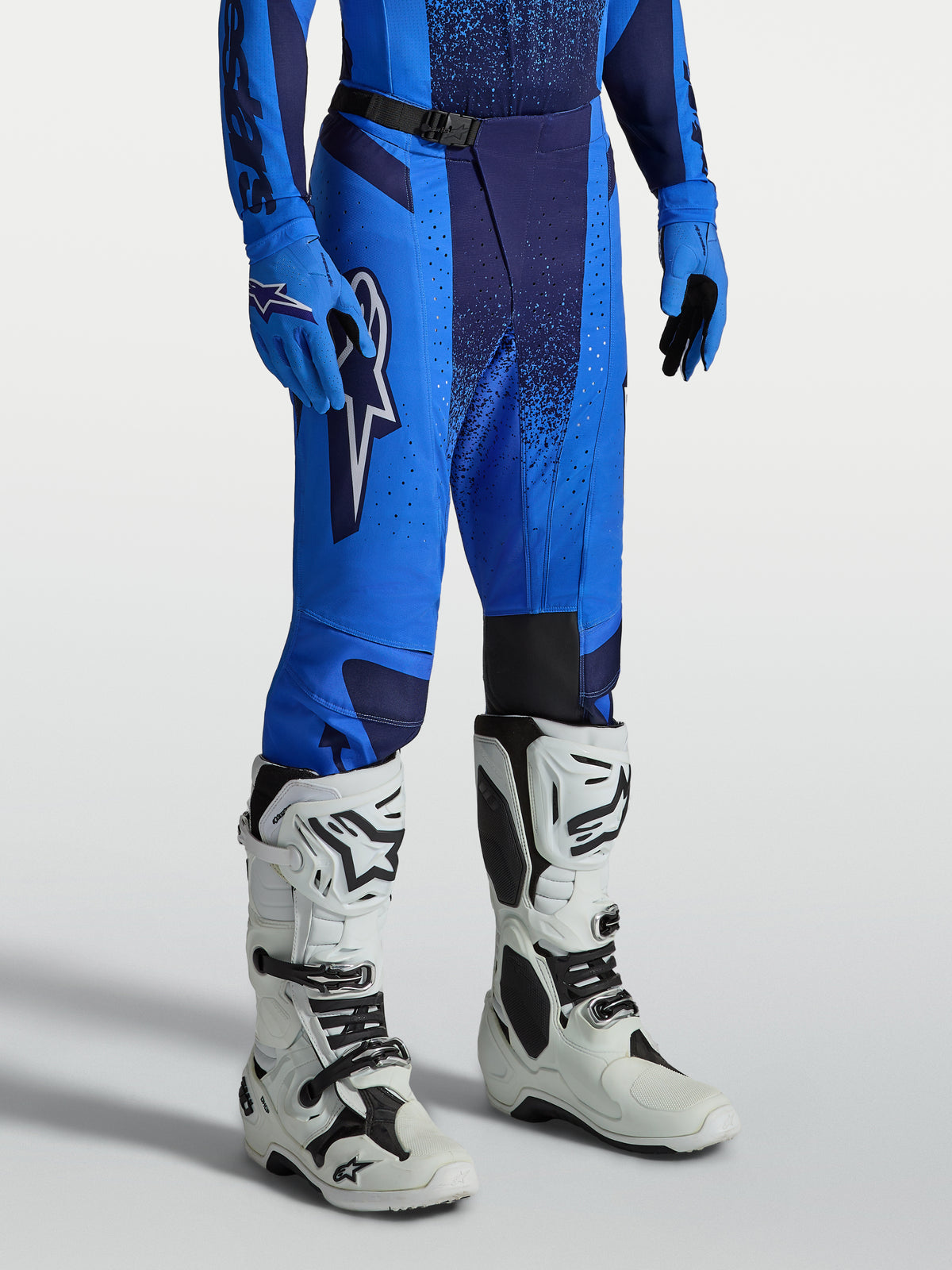 Alpinestars Techstar Swan Bukser, blå herre-motocrossbukser med forstærket 600D polyfabric, båret med hvide støvler