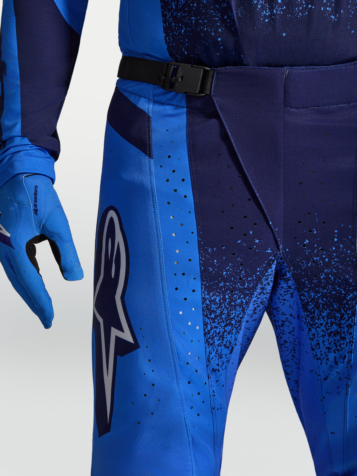 Alpinestars Techstar Swan bukser, blå motocrossbukser med magnetisk taljespænde og laserperforeret ventilation til terrænkørsel