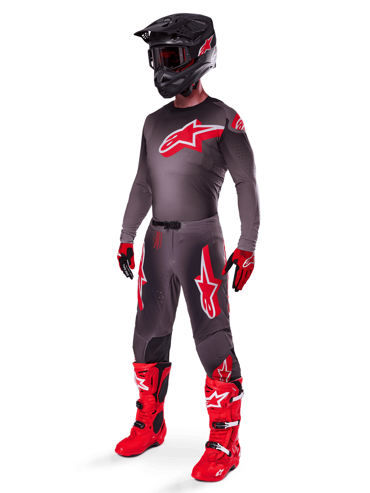 Alpinestars 2025 Supertech Lipan bukser, motocross-bukser, Smoke Bright Red, mørkegrå base med store røde Alpinestars-logoer på lårene, båret med matchende trøje, sort hjelm, rød-sorte handsker og klare røde støvler, koordineret motocross-outfit på professionelt niveau