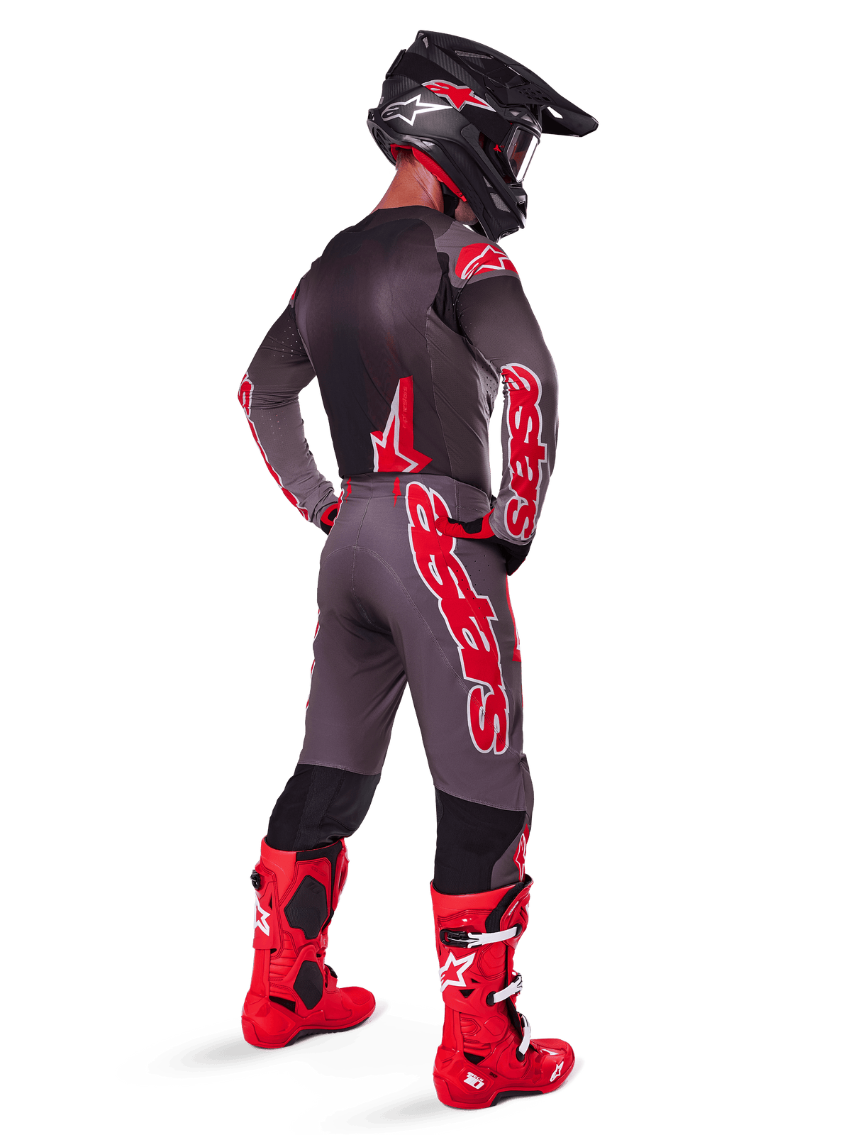 Alpinestars 2025 Supertech Lipan bukser, motocross terrænbukser i Smoke Bright Red, grå bukser med store røde logoer og sorte paneler, matchende grå trøje, sort hjelm og klare røde støvler, komplet raceroutfit set bagfra