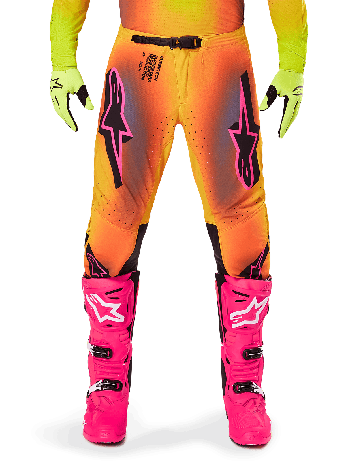 Alpinestars 2025 Supertech Lipan bukser, motocross-bukser, orange og gul gradient med pink og sorte detaljer, båret med klare lyserøde støvler og neongule handsker, med laserskåret ventilation og et sikkert taljespænde, professionelt racersæt