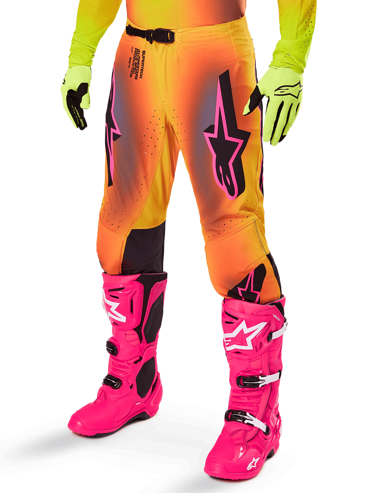 Alpinestars 2025 Supertech Lipan udstyrssæt, motocross-bukser, gul og orange farveovergang med pink og lilla detaljer, markante sorte Alpinestars-logoer på lårene, båret med gule handsker og pink motocross-støvler
