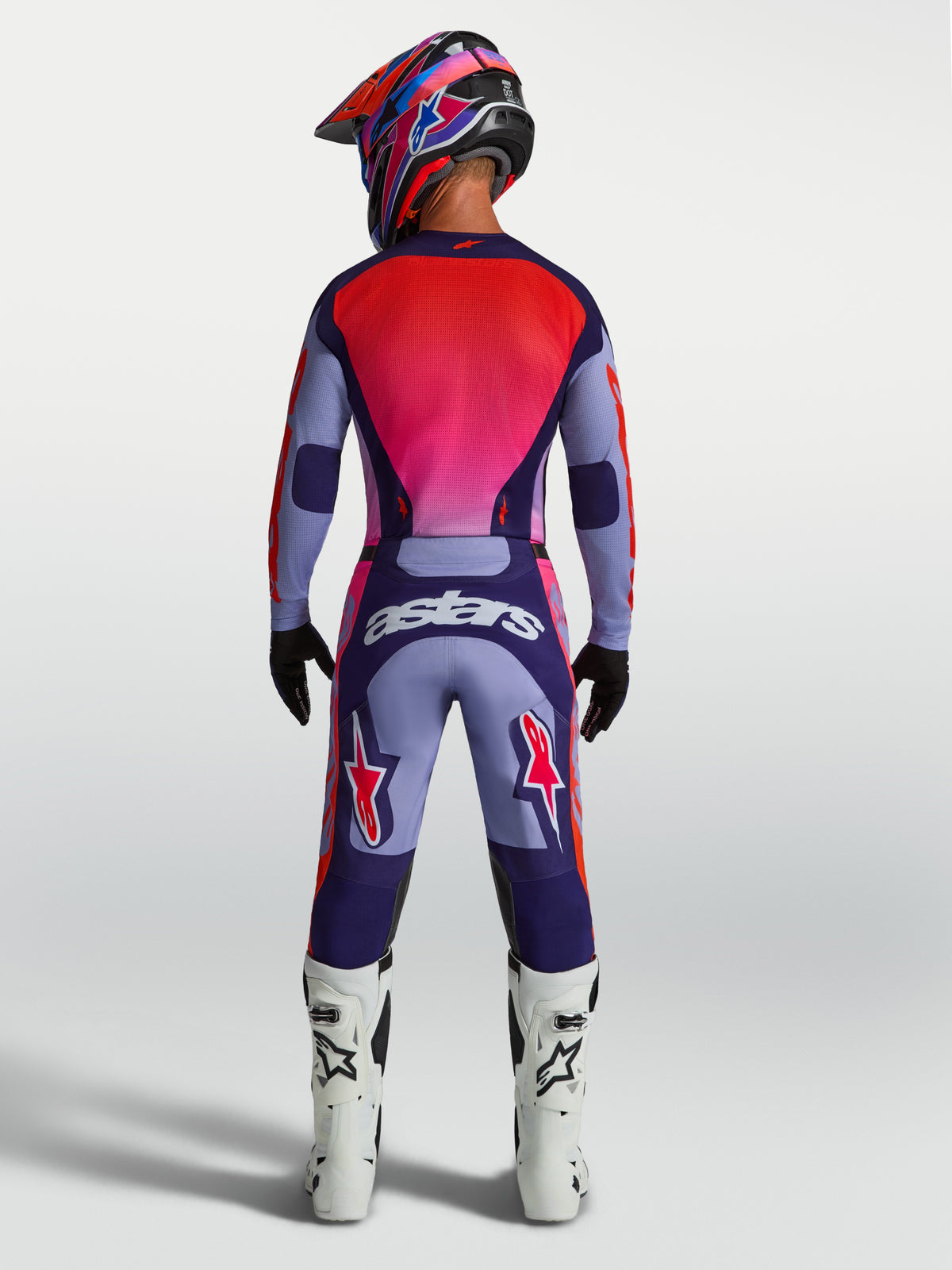 Alpinestars Racer Air Hunt bukser, lilla og pink motocrossbukser set bagfra på model, ventileret udstyr med Astars-logo.