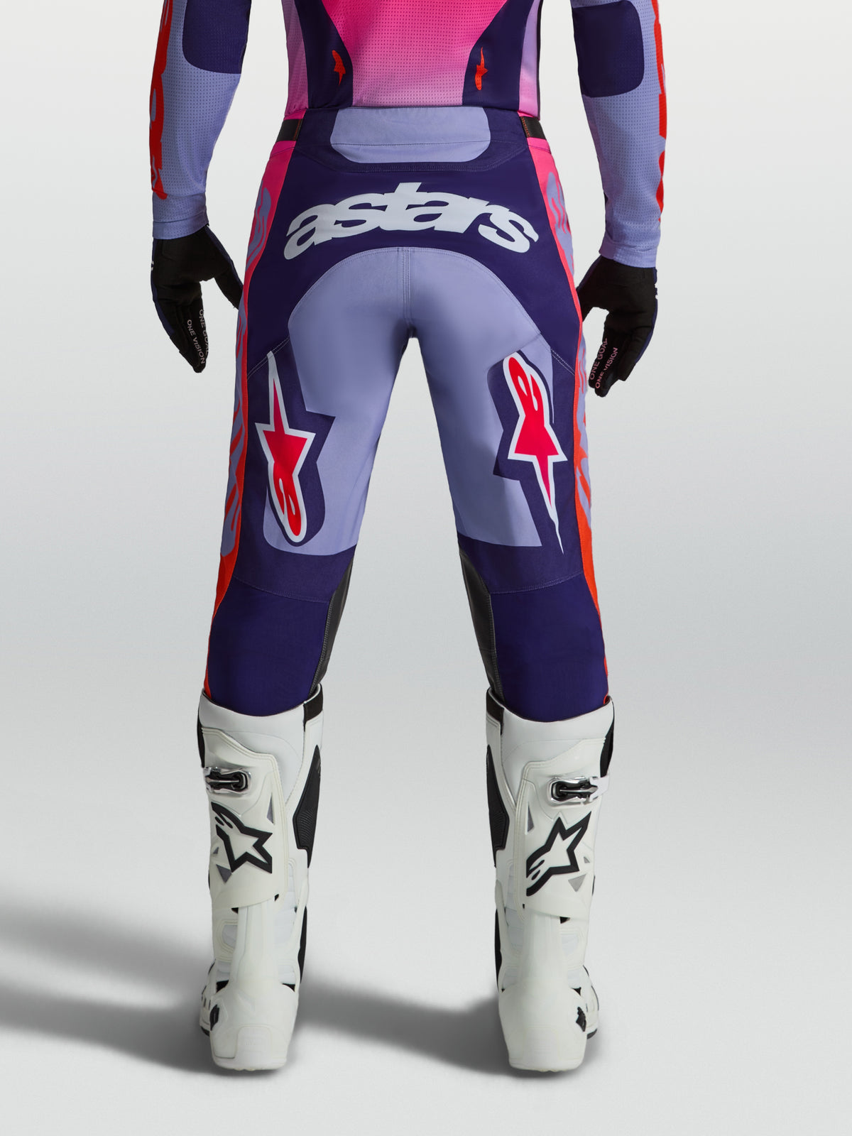 Alpinestars Racer Air Hunt motocrossbukser til herrer, lilla og pink med ventilerede meshpaneler, set bagfra.