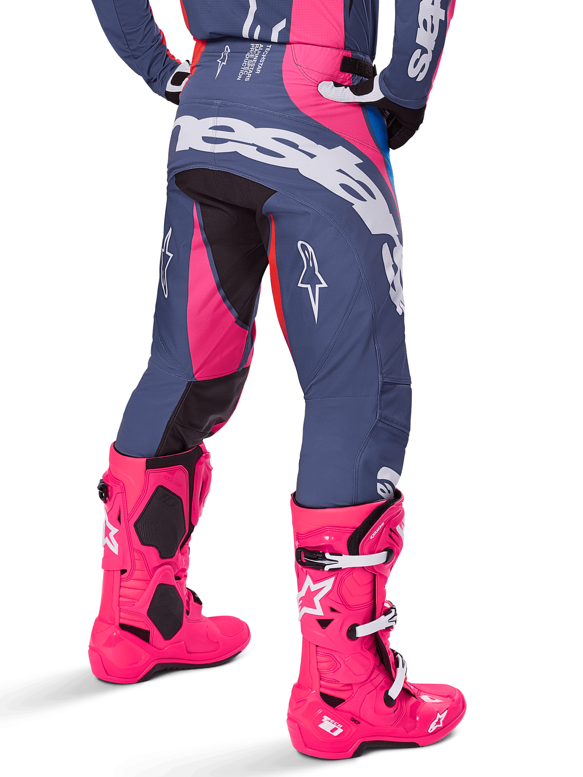 Alpinestars 2025 Techstar Dreem bukser, motocross-bukser, grå og skrigende lyserød, bæres med matchende lyserøde støvler, med stort hvidt Alpinestars-branding på bagdelen og stjernelogoer på benene, holdbar atletisk race-pasform til off-road-performance