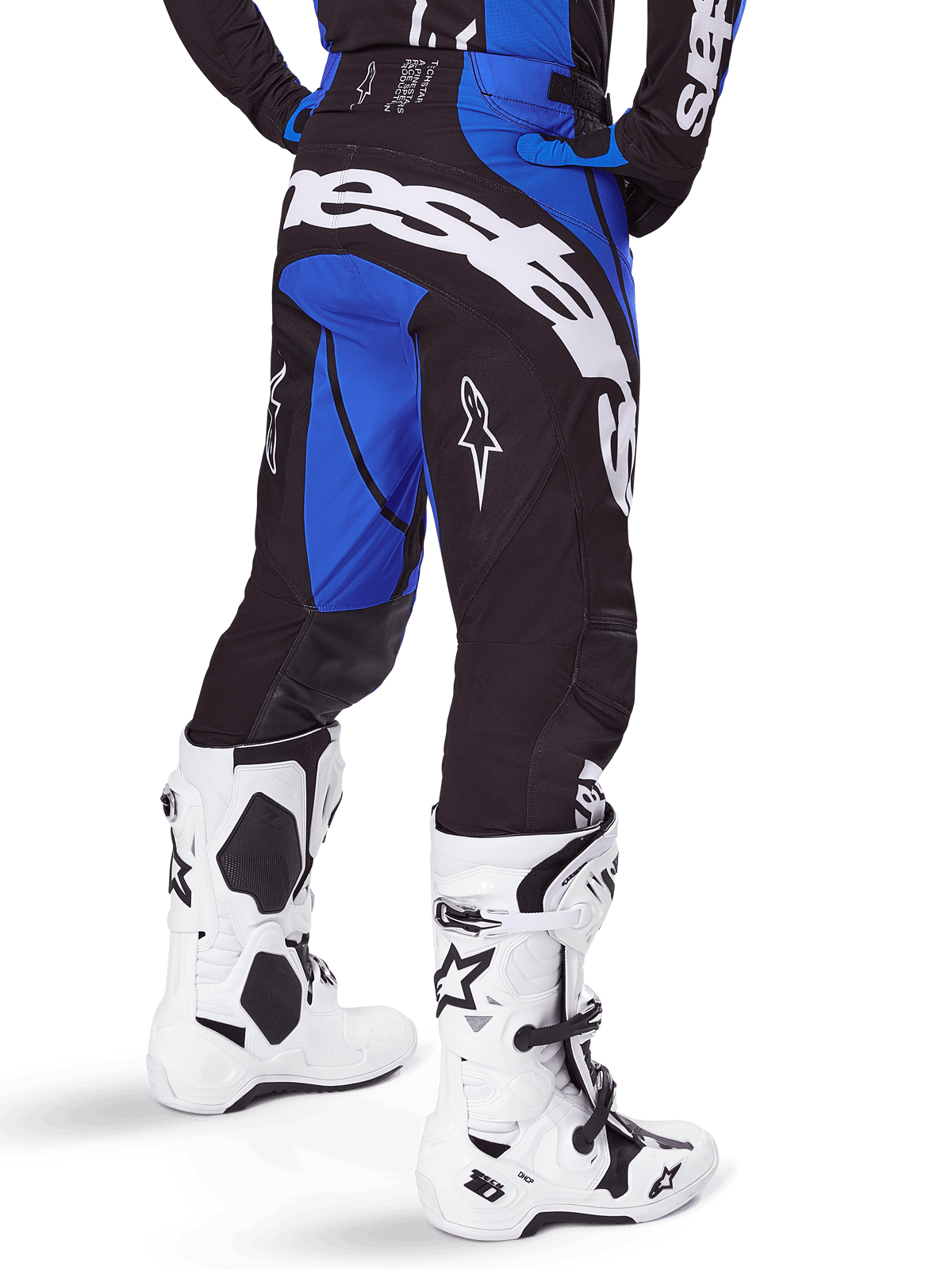 Alpinestars 2025 Techstar Dreem bukser, motocross-bukser, sort og blå, set bagfra med markant hvidt Alpinestars-logo på sædet, båret med hvide og sorte motocross-støvler og matchende blå trøje, atletisk pasform til off-road racing