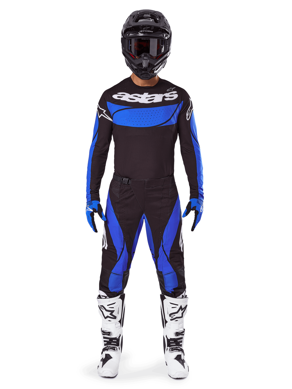 Motocross-kører iført Alpinestars 2025 Techstar Dreem-udstyrssæt, sort trøje med blåt brystpanel og ærmer, matchende sorte og blå bukser, sort hjelm med goggles og hvide støvler, komplet koordineret motocross-outfit til terrænkørsel.