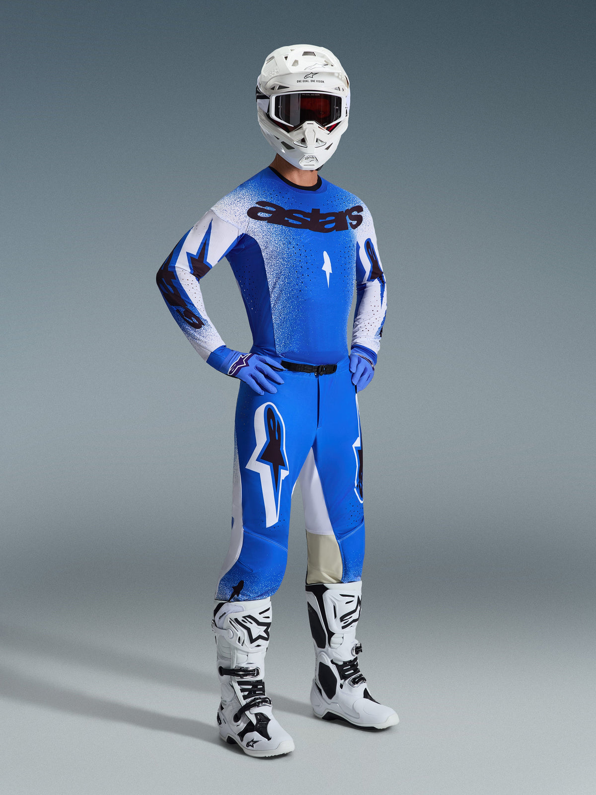Alpinestars 2026 Supertech Scenz-bukser, komplet motocross-udstyr, Ucla Blue og hvid, matchende blå og hvid trøje med Astars-logo, hvid hjelm med røde goggles, hvide og sorte støvler, professionelt gear til terrænkørsel