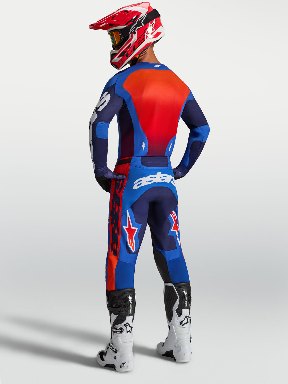 Alpinestars Racer Hunt Bukser, herre-motocrossbukser i blå og rød, set bagfra med ergonomisk forbuet pasform og stretch-indsatser til off-road kørsel.