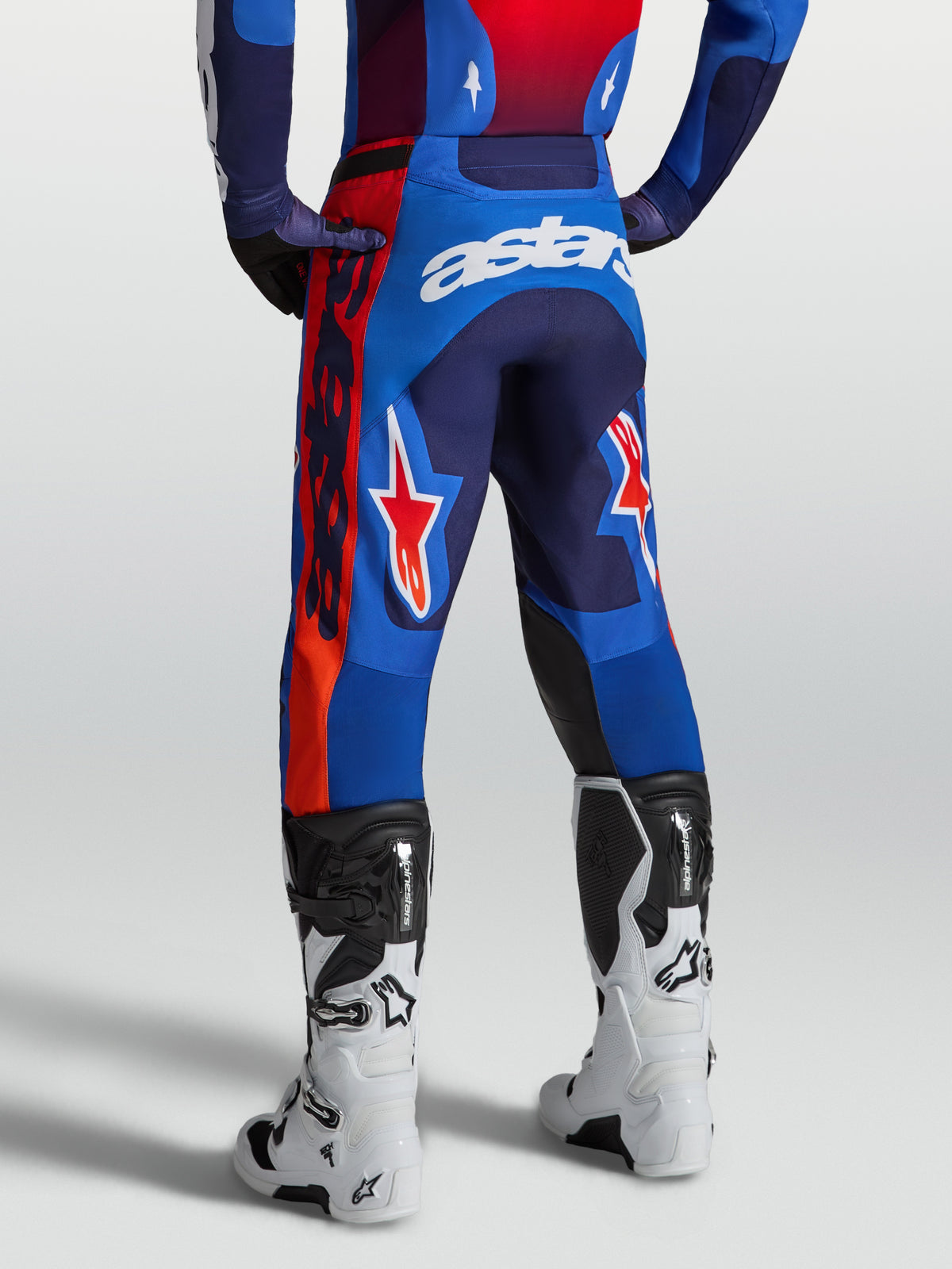 Alpinestars Racer Hunt bukser, blå og røde motocrossbukser set bagfra, hvidt Astars-logo, forbøjet pasform til terrænkørsel.
