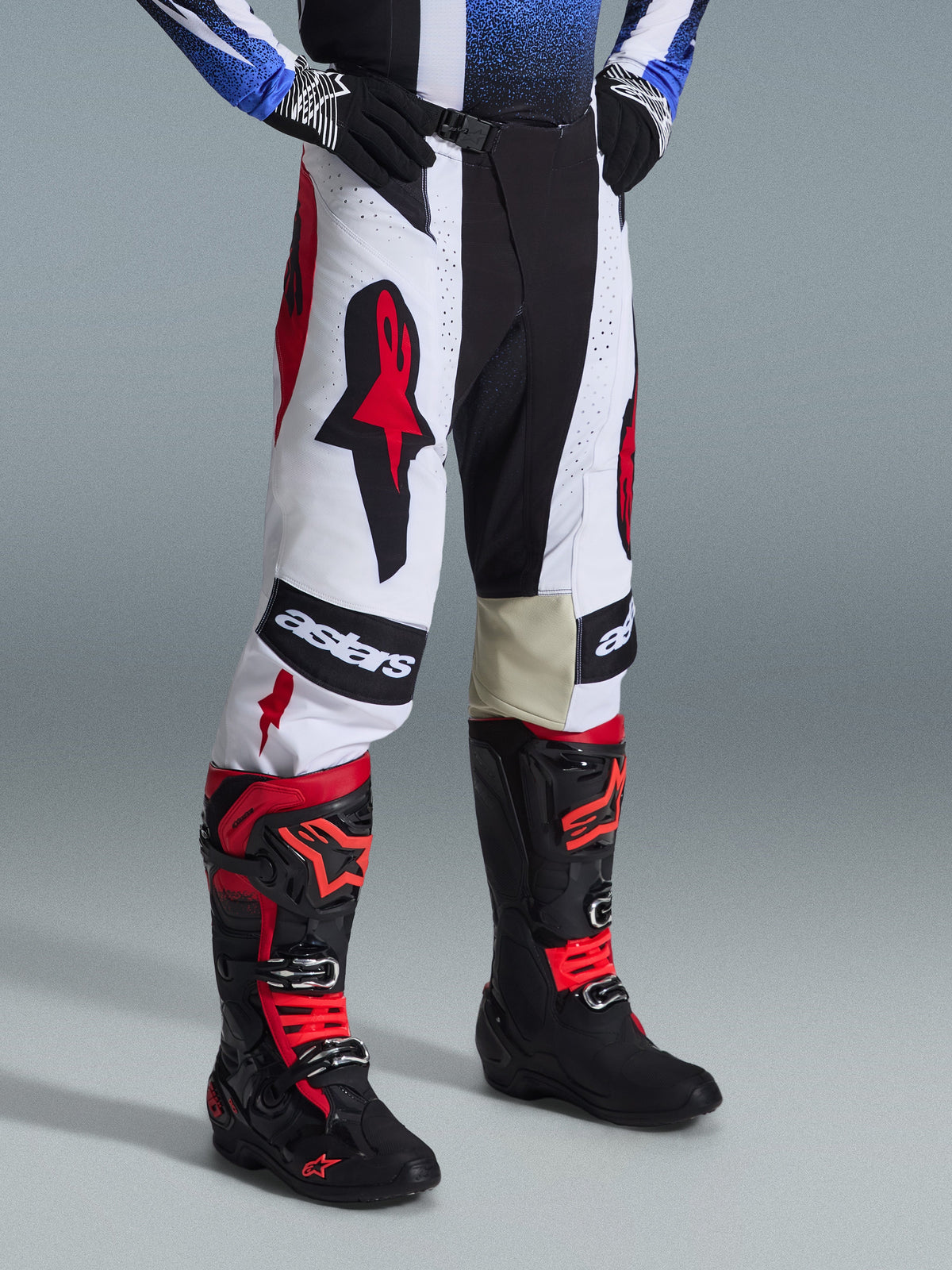 Alpinestars 2026 Techstar Knif udstyrssæt, motocrossbukser og -støvler, hvid, sort og rød, med markant branding og multimateriale-konstruktion, vist med sorte handsker, professionelt racersæt til off-road-performance.