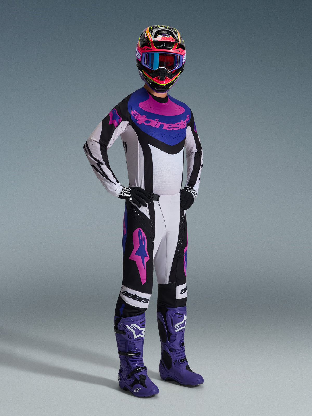 Alpinestars 2026 Techstar Knif Gear Set, motocross-udstyr, sort, lys grå og lilla, hvid trøje med blå og lyserøde detaljer, matchende bukser med lilla stjernelogoer, farverig lyserød og gul hjelm, lilla motocross-støvler og sorte handsker, professionelt udstyr til terrænkørsel