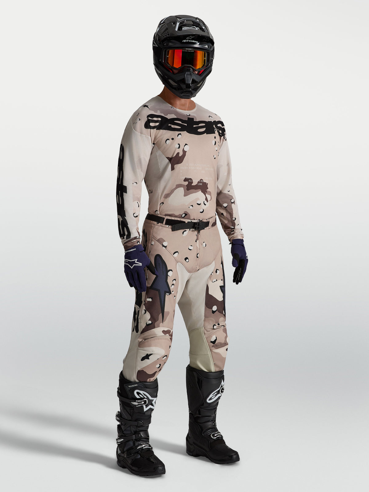 Alpinestars Racer Lone Gear Set, sandfarvet og brun camouflage trøje og bukser med sorte motorcykelstøvler til motocross