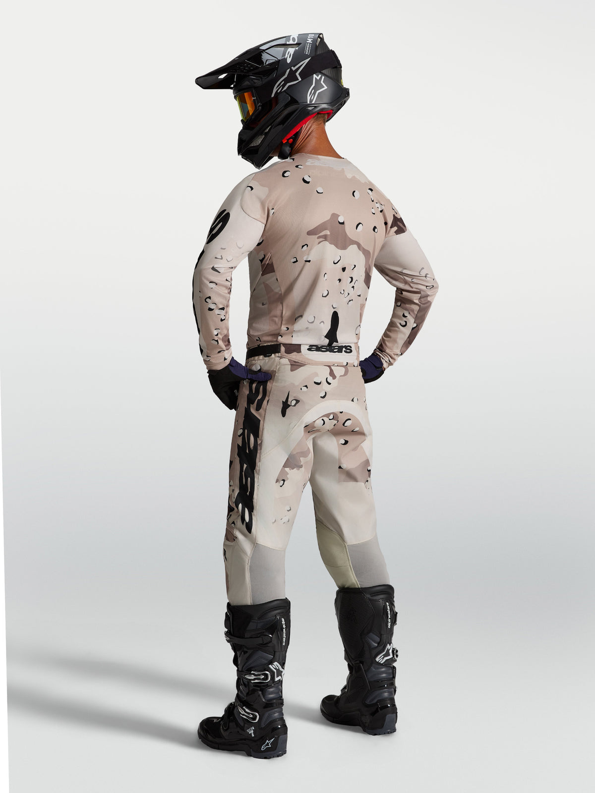 Alpinestars Racer Lone Gear Set, motocrosstrøje og -bukser i sandfarvet camouflage, set bagfra med sorte støvler