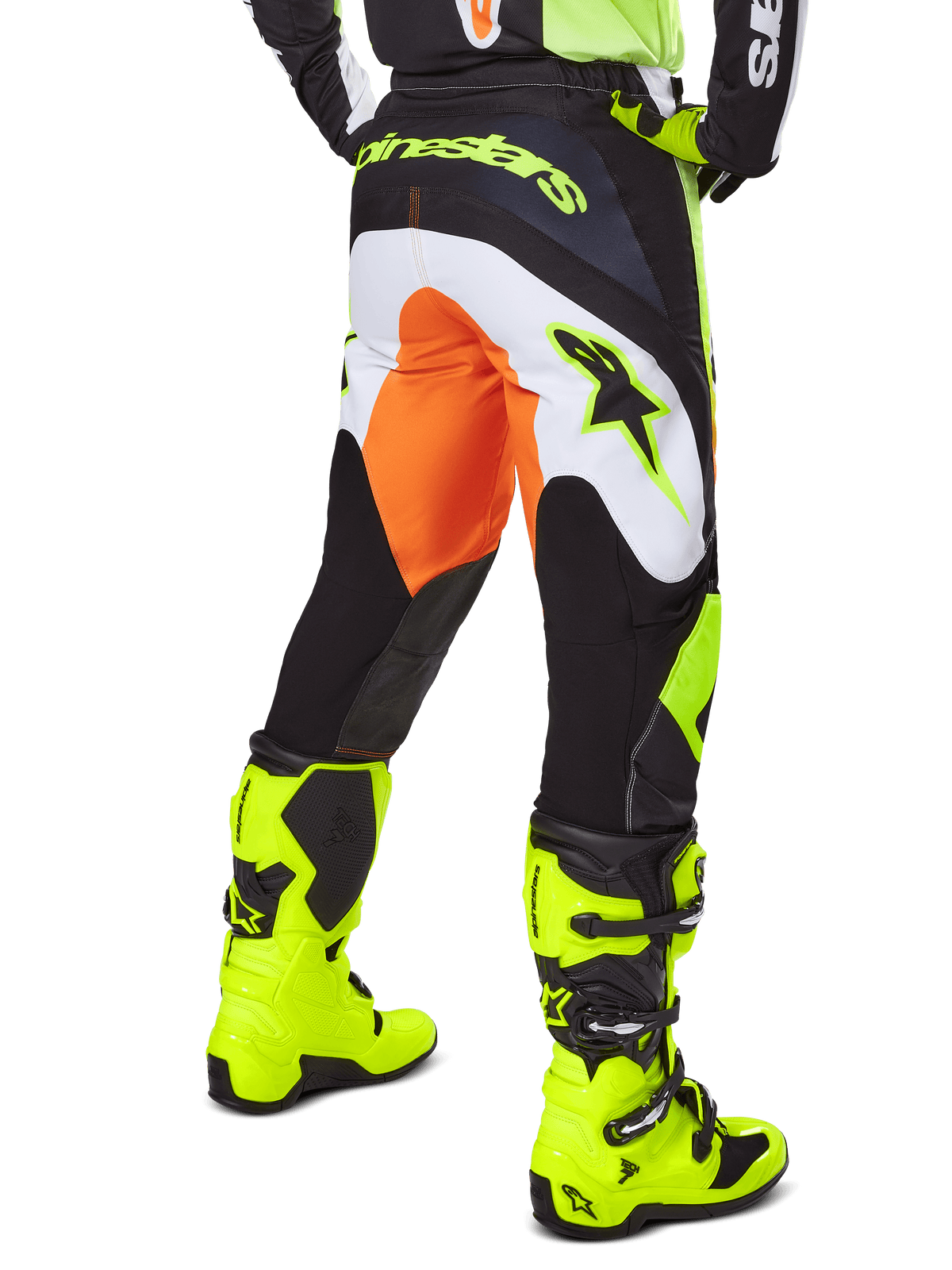 Alpinestars 2025 Fluid Wurx bukser, motocrossbukser, gul og sort med orange og hvide detaljer, set bagfra med matchende lysegule støvler, holdbar konstruktion med markant branding til motocross-kørsel