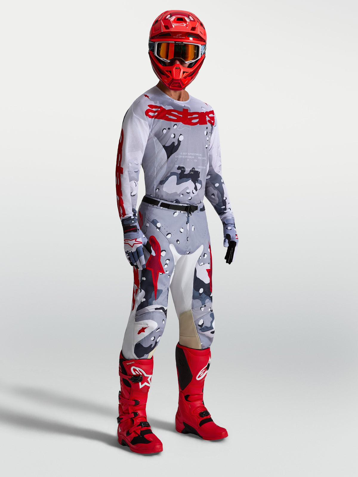 Alpinestars Racer Air Lone motocross-sæt til herrer, grå camo og rød, med matchende trøje og røde støvler.
