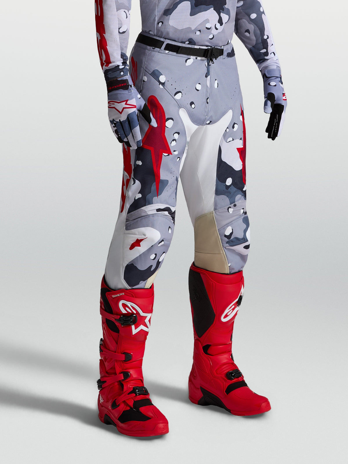 Alpinestars Racer Air Lone bukser, motocrossbukser til terrænkørsel i grå camo og rød med perforeret design.